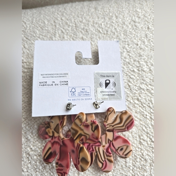 NEW!! Urban Outfitters, Set of 3, Flower Power Earrings and Layering Necklaces - Picture 4 of 8